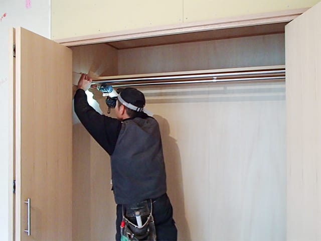 ハンガーパイプを設置