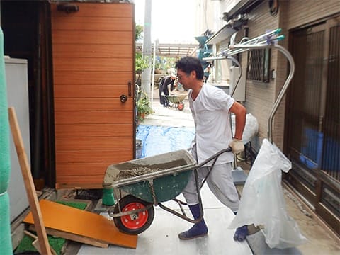 狭い路地で生コンの搬入